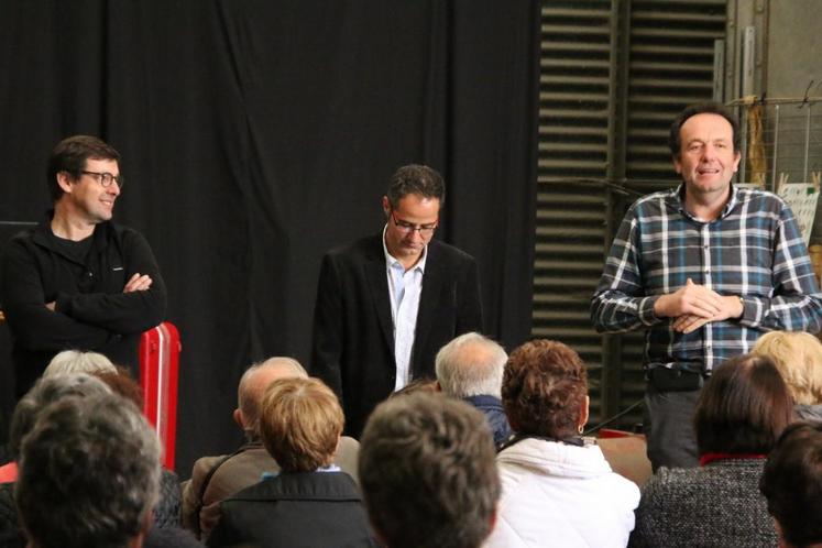 Le 4 juin, à Baule (Loiret). Arnaud Quatrehomme a reçu sur son exploitation la restitution des lettres écrites par des agriculteurs pour le projet « Envolées de lettres du pays ».