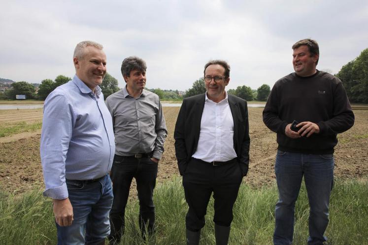 Vernouillet (Yvelines), le 8 juin. Le président du conseil départemental, Pierre Bédier, est venu soutenir les maraîchers. (© N. Duprey/CD78)