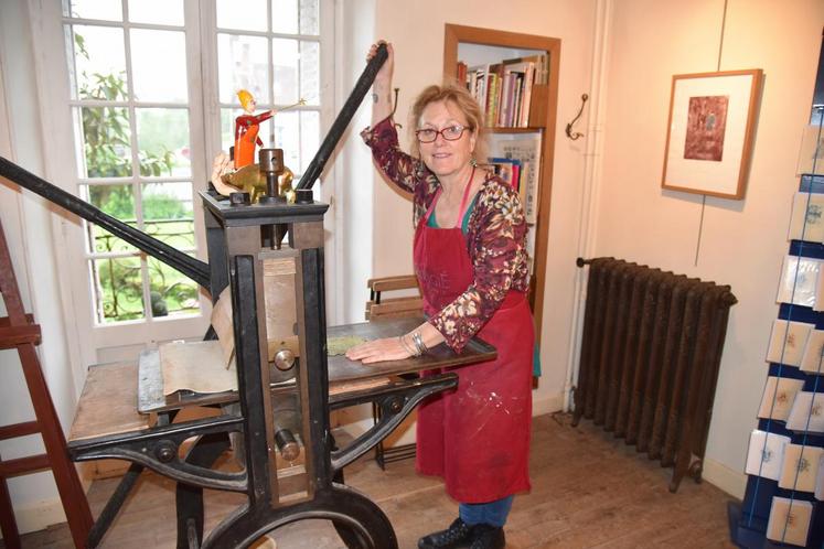 Caroline Delépine donne des cours de gravure en prison, un public « intéressant » avec qui elle met en place des expositions. 