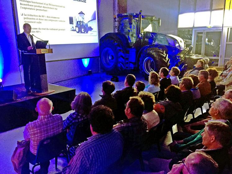 Chartres, le 16 juin. Dans les salon du Compa, le groupe Lecoq présente les derniers tracteurs New Holland T7.