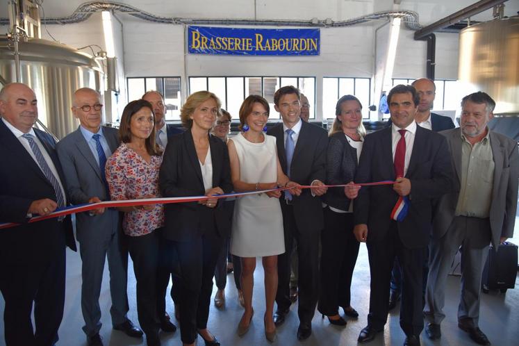 Courpalay, vendredi 10 juin. Sous le regard des fondateurs de la brasserie familiale, Hugues et Geneviève Rabourdin, Hubert et Estelle coupent le ruban inaugural.