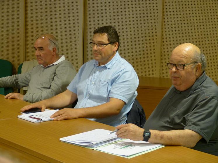 Le 20 juin, à Vendôme. Denis Moulin (au centre) et Claude Perdereau (à d.) ont tenu l’assemblée générale des abattoirs du Perche vendômois.