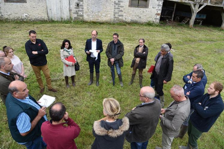 Vimpelles, jeudi 16 juin. Après avoir constaté la montée de l’eau dans les parcelles, Patrick Saudry fait le point sur les conséquences de ces inondations sur son exploitation.