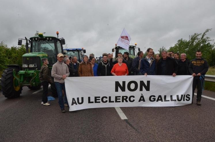 Galluis (Yvelines), le 20 juin. Une trentaine d’agriculteurs, venus en tracteur, a bloqué la N12 pour s’opposer au projet d’implantation du centre commercial Leclerc.