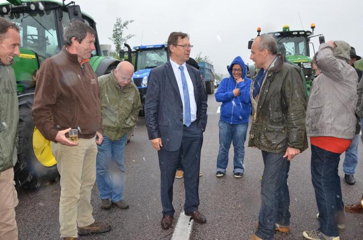 Peu avant de quitter les lieux, les agriculteurs ont reçu la visite du député-maire de Houdan, Jean-Marie Tétart.