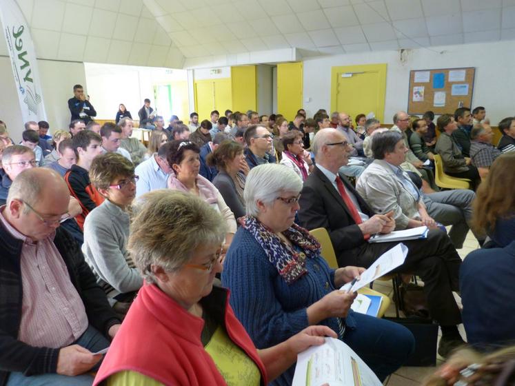 Le 15 juin, à Épuisay. Loir-et-Cher Conseil élevage lait a tenu son assemblée générale. Les participants ont bénéficié d’une présentation sur le changement climatique. 