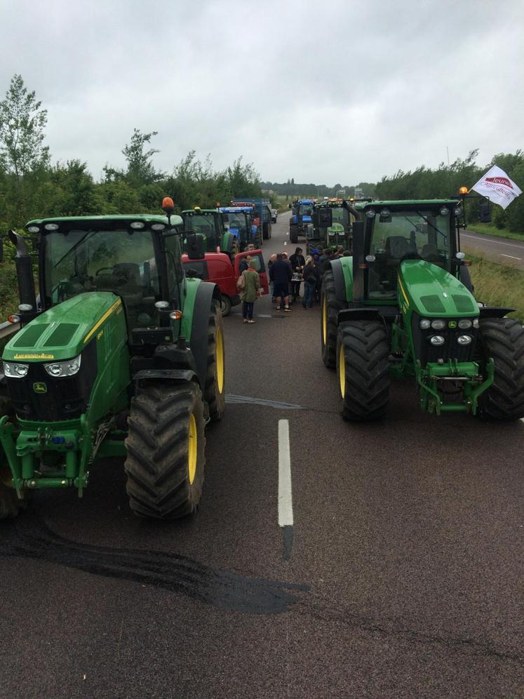 Les tracteurs ont totalement bloqué la circulation sur la N12 dans le sens province-Paris à hauteur de Galluis pendant deux heures.