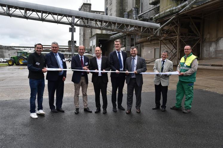 Vaux-le-Pénil, vendredi 17 juin. Un ruban aux couleurs de Valfrance pour inaugurer les nouvelles installations dont la ligne dédiée au bio.