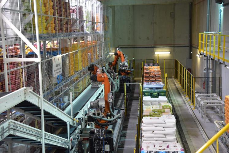 Verdelot, jeudi 9 juin. Des robots récupèrent les sacs ou les palettes commandées au moment du chargement des camions.