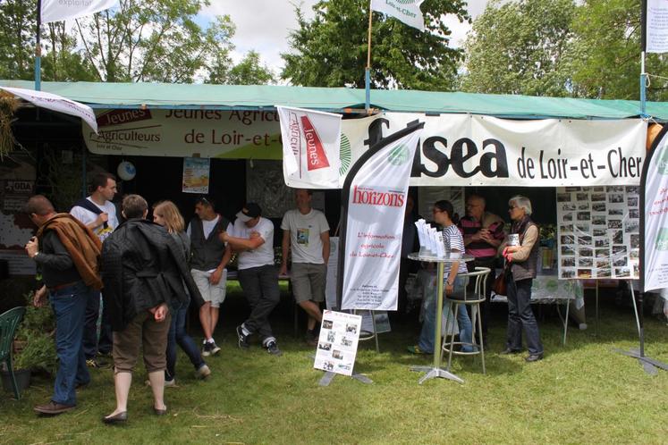 La FDSEA, les Jeunes agriculteurs et l’AS Centre-Loire étaient présents avec chacun un stand.