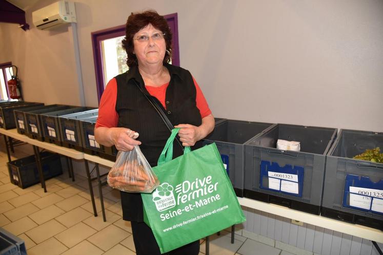 Melun, vendredi 1er juillet. Chaque semaine, Gislaine Boulez vient retirer ses victuailles locales au drive fermier.