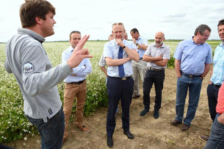 Le 29 juin, à Thiville (Eure-et-Loir). Le directeur des Territoires, Sylvain Reverchon, a rencontré les responsables euréliens de la filière de la multiplication de semences.