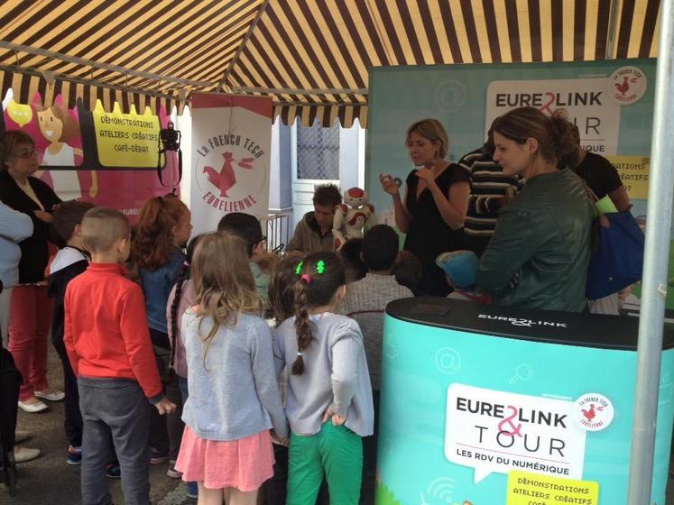 Janville, le 29 juin. La première étape d’Eure & link tour a rencontré un franc succès au marché de Janville (photo : conseil départemental d’Eure-et-Loir).