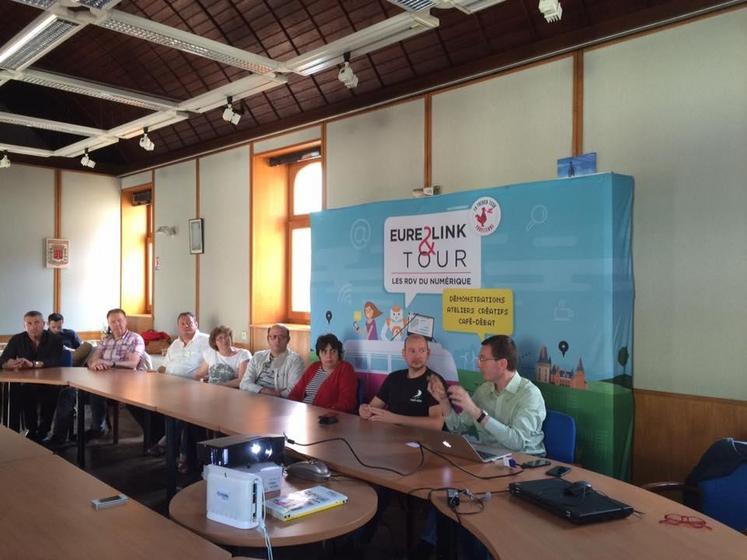 Courville-sur-Eure, le 5 juillet. Pour la seconde halte d’Eure & link tour, la soirée-débat était dévolue à l’utilisation d’Internet et des réseaux sociaux par les petites et moyennes entreprises (photo : @lauredlr)
