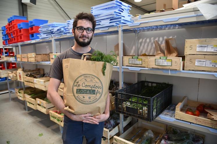 Chanteloup-en-Brie, jeudi 7 juillet. Adrien Sicsic porte le sac contenant une commande qui sera livrée l’après-midi même.