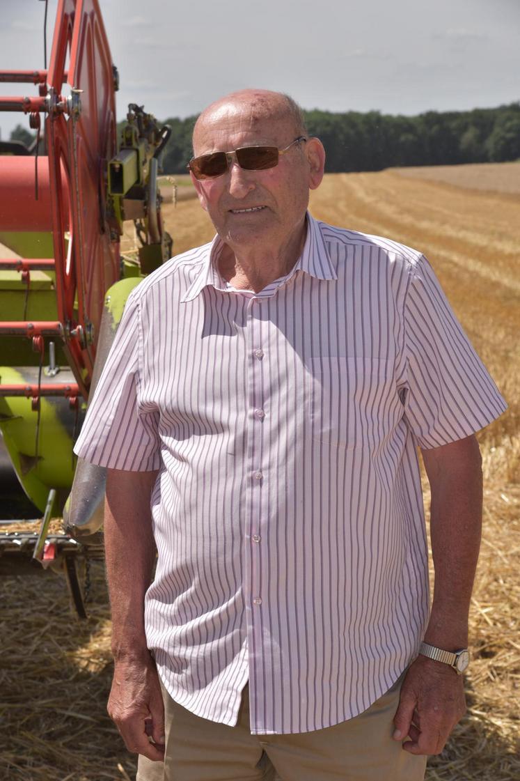 Saint-Cyr-sur-Morin, lundi 1er août. Jean-Marie Rossignol regarde avec fierté les générations suivantes.