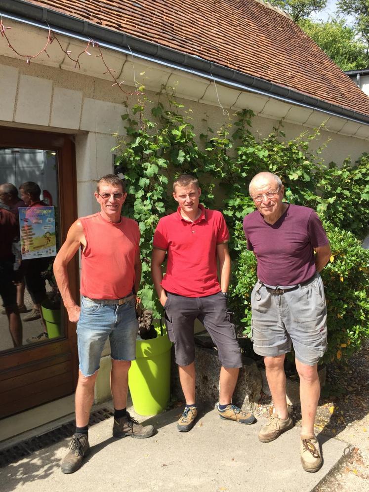 Florent Jumert, 27 ans, entouré de son père Charles, 57 ans, et de son grand-père, Pierre, 84 ans.