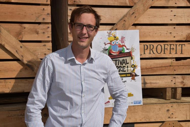 Réau, mercredi 10 août. Aymeric Proffit, devant des palox, rappelle : « Le Festival de la terre coïncide avec la récolte de pommes de terre », dont des échantillons seront distribués le jour J.

