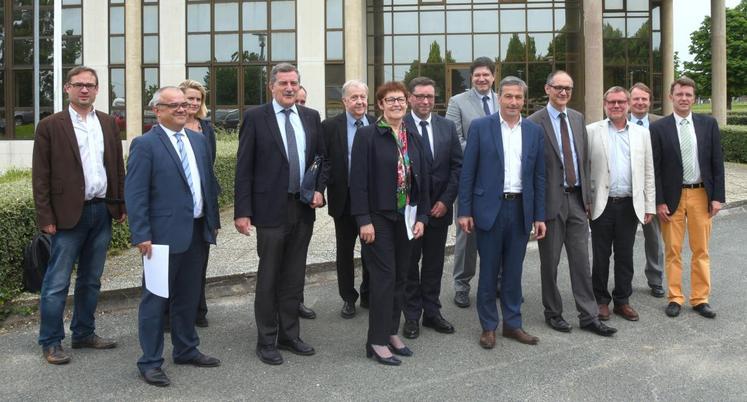 Le 10 juin, à Châteaudun (Eure-et-Loir). Le futur BTS Système numérique du LEAP de Nermont a bénéficié du soutien de la rectrice de l’Académie, Marie Reynier (au c.), du député Philippe Vigier (5e à d.), de la Draaf, de l’État et des collectivités territoriales. 