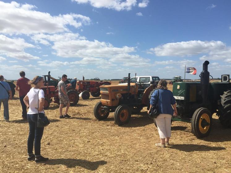 Un partenariat entre les Jeunes agriculteurs et les Vieilles mécaniques du Vendômois a permis de présenter de vieux tracteurs. Une belle démonstration de l’entente entre anciens et jeunes.