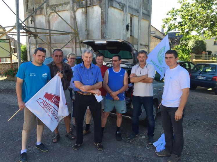 Un petit groupe d’éleveurs laitiers est parti mercredi 24 août de Loir-et-Cher pour aller soutenir le blocage du siège social du groupe Lactalis à Laval.