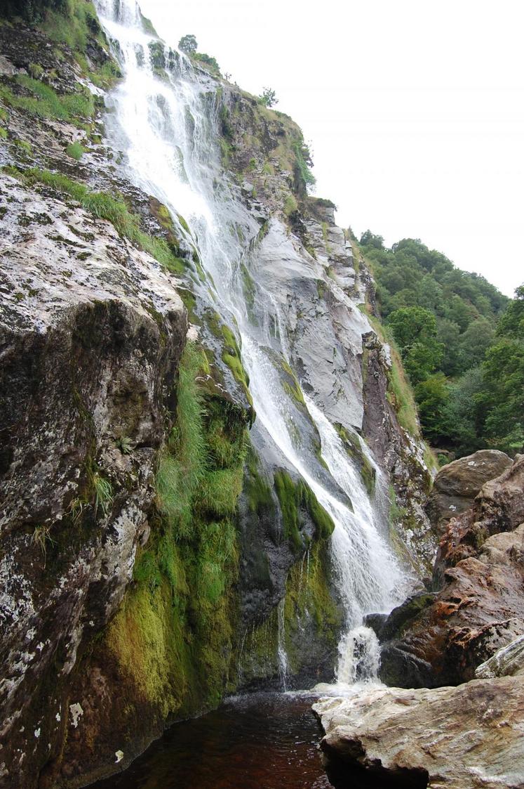 Powerscourt waterfall, la plus haute cascade d’Irlande (121 mètres !) jaillit au coeur du domaine de Powercourts.