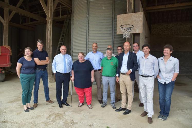 Vaudoy-en-Brie, lundi 29 août. Estelle et Vincent Boddaert (à gauche) ont accueilli le président du conseil départemental, Jean-Jacques Barbaux, pour lui présenter la situation de leur exploitation agricole suite à la moisson catastrophique.