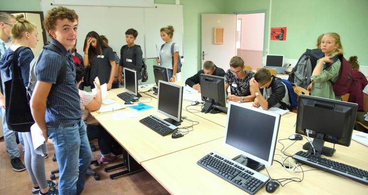 Le 2 septembre, à Sours. Les nouveaux élèves du lycée, guidés par leurs aînés, ont découvert La Saussaye à travers un rallye et en répondant à une série de quiz.