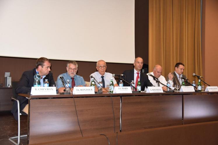 Le Mée-sur-Seine, lundi 5 septembre. Le président du conseil agricole départemental, Arnaud Rousseau, entouré du préfet, Jean-Luc Marx, de ses homologues de la chambre et des JA 77, Thierry Bontour et Mathieu Beaudoin, du président du conseil départemental, Jean-Jacques Barbaux et du représentant du conseil régional, Benoit Chevron.