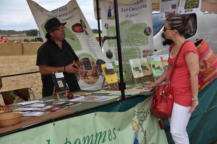 Après avoir célébré la messe sur le site du Festival de la terre, Monseigneur Nahmias a été accueilli sur le stand de la FDSEA 77 par son président, Arnaud Rousseau, et son homologue de la chambre d’Agriculture, Thierry Bontour.