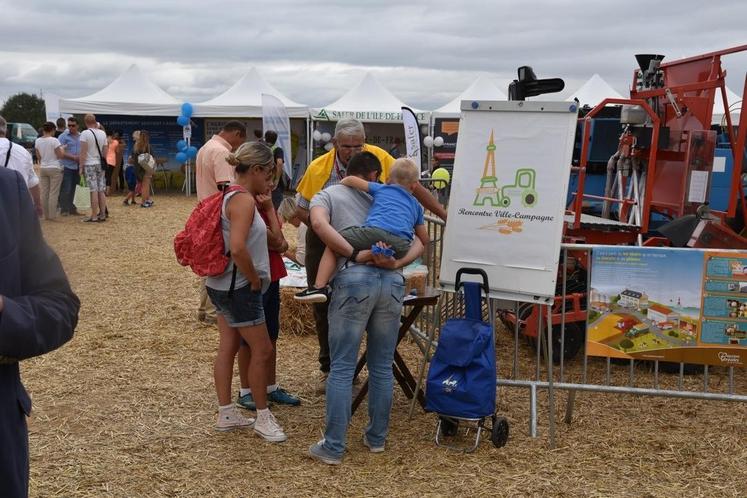 Le battage à l’ancienne est toujours apprécié. Nombre de visiteurs sont repartis en fin de journée avec des gerbes de blé.