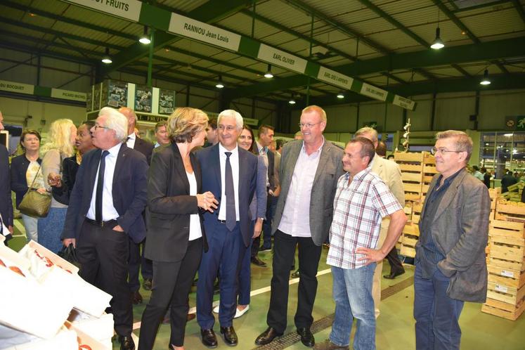 Rungis, mardi 13 septembre. Accompagnée de Stéphane Layani et de Bastian De Vos, Valérie Pécresse a échangé avec des producteurs comme ici Fabien Vassout, arboriculteur.