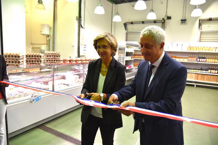 Valérie Pécresse coupe le ruban inaugural de la boutique "le Comptoir local" au sein du carreau des producteurs.