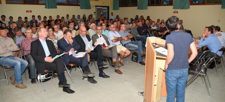Le 12 septembre, à Miermaigne. De nombreux exploitants ont participé aux Universités du soir de la chambre d’agriculture d’Eure-et-Loir consacrées à la crise agricole.