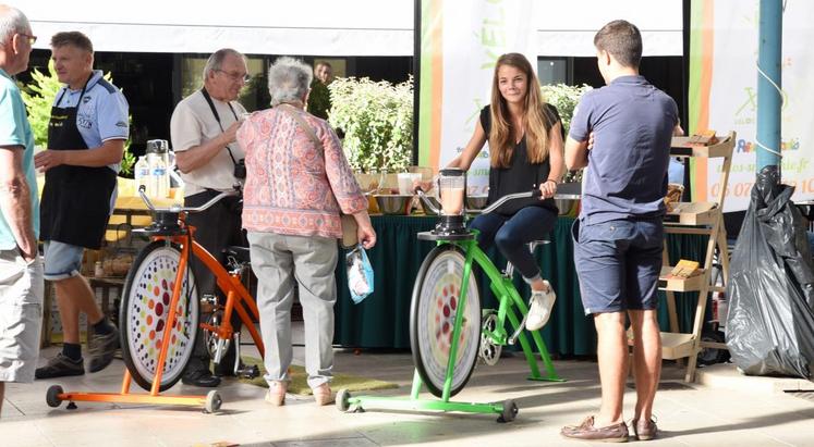Le 9 sepotembre, à Chartres. Les organisateurs du marché des producteurs de la marque Terres d’Eure-et-Loir « Je Croqu’Eurélien » ont installé deux vélos à smoothies.