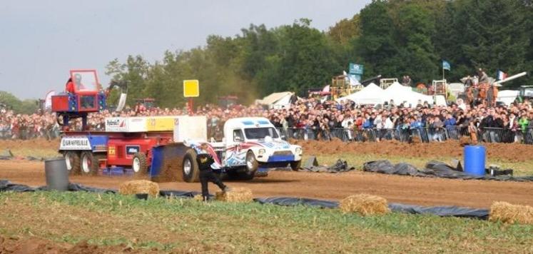 Les très bruyantes démonstrations de tracteur pulling, emmenées par des pilotes de renommée internationale, ont assuré une bonne part du spectacle.