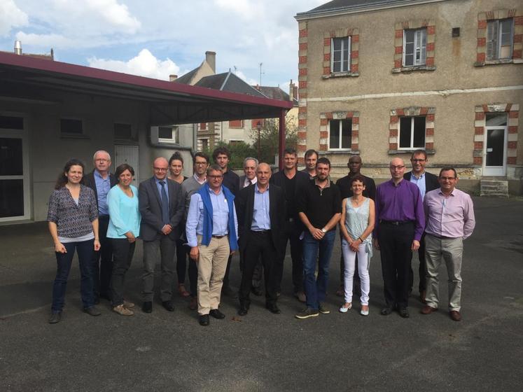 Le 22 septembre, à Savigny-sur-Braye. Les signataires du plan avicole 2016-2019.