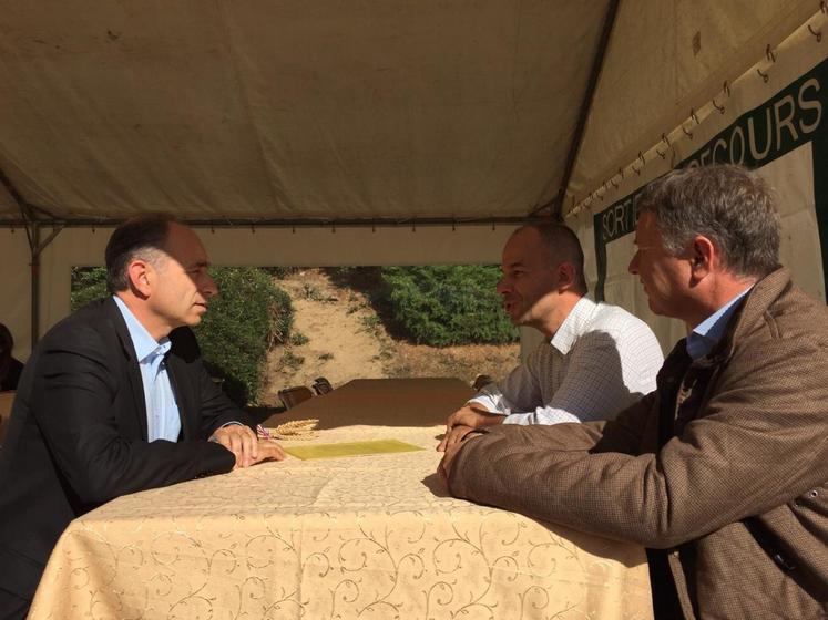 Lizy-sur-Ourcq, samedi 1er octobre. Le député-maire de Meaux échange avec le président de la FDSEA 77, Arnaud Rousseau, et le président de la communauté de communes et agriculteur, Pierre Eelbode.