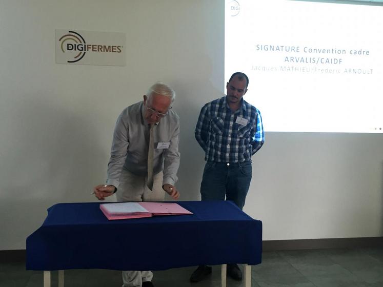 Jacques Mathieu (directeur général d’Arvalis) et Frédéric Arnoult (représentant de la chambre d’Agriculture d’Ile-de-France) ont signé une convention de partenariat pour le projet Digifermes.
