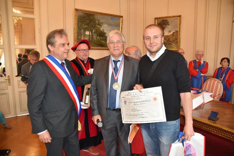 Melun, samedi 1er octobre. Les lauréats du concours du meilleur brie de Melun aux côtés du maire, Louis Vogel et des représentants de la confrérie et de celle de Gaillac.