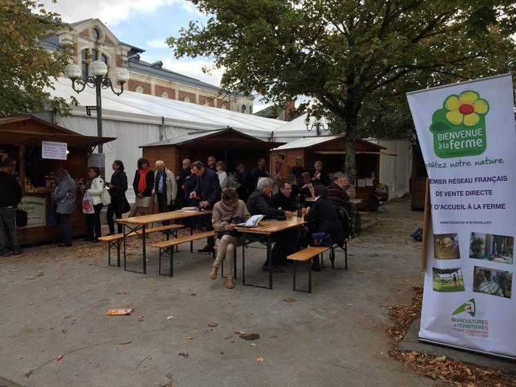 Le 7 octobre, à Blois. Les visiteurs des Rendez-vous de l’Histoire se sont pressés devant les chalets des producteurs de l’association Bienvenue à la ferme. 