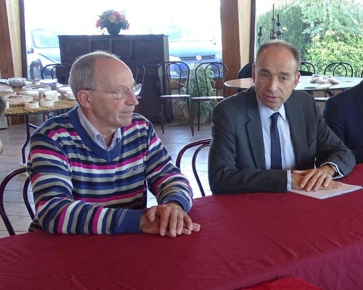 Saint-Siméon, samedi 1er octobre. A l’issue de la visite des installations de la Société fromagère de la Brie, Jean-François Copé a longuement
échangé avec Pierre Bobin. 