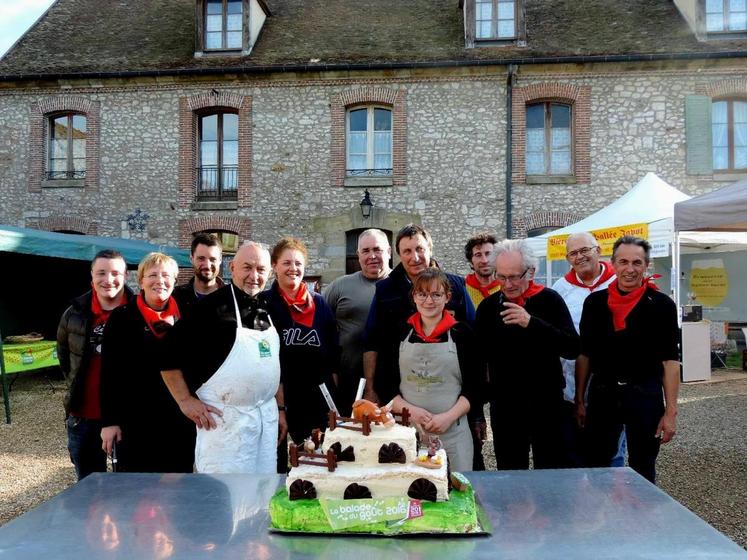 Echouboulains – Gâteau d’anniversaire sur le thème de l’élevage à la ferme de La Recette. La famille Dufour accueillait également un charcutier, un apiculteur et 
Brigitte Delpech avec ses fromages de vaches fermiers. 
