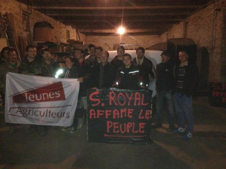 À Bouville (Essonne) le 17 octobre. Les agriculteurs se sont réunis pour préparer une vingtaine de panneaux qu’ils ont disposés sur les axes routiers à l’est et au sud du département. 