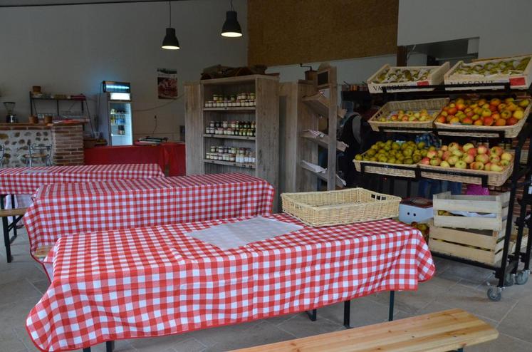 Une partie de la boutique est consacrée à la restauration, avec notamment des assiettes de charcuteries/fromages.
