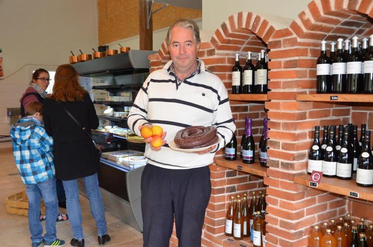 A Auffargis (Yvelines), le 21 octobre. Dans sa boutique-bar, Jean-Baptise Galloo propose une grande diversité de produits franciliens et fermiers. 
