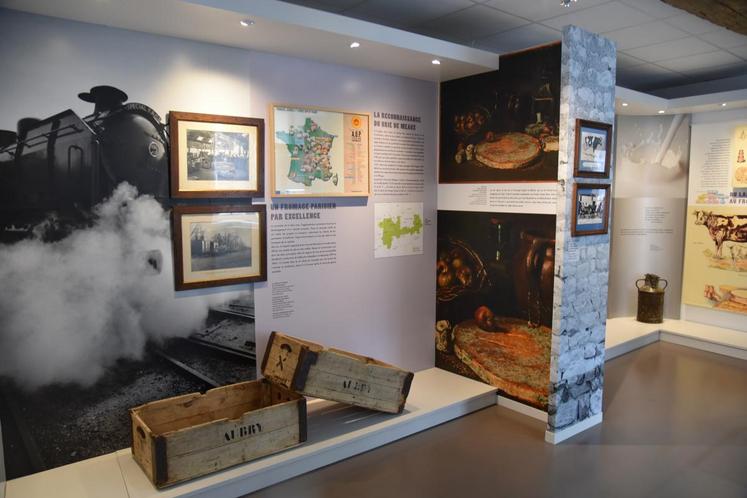 La maison du brie de Meaux laisse une grande place aux images et à la présentation du matériel.