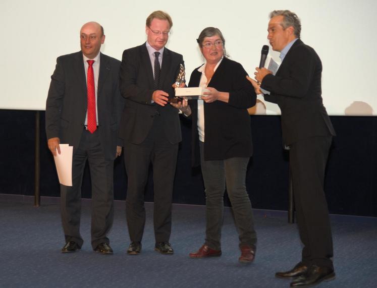 Le 8 novembre, à Chartres. Éleveuse et productrice de fromages de chèvres, Marie-Thérèse Pousse a obtenu le second prix départemental de la dynamique agricole et le Prix du public, lors de la soirée Talents d’ici de la Banque populaire Val-de-France.