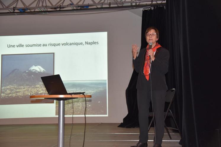 Provins, vendredi 4 novembre. Yvette Veyret a rappelé la genèse de la notion de développement durable qui apparaît dans les années 1980 pour résoudre la question des risque, née des peurs pour la planète.