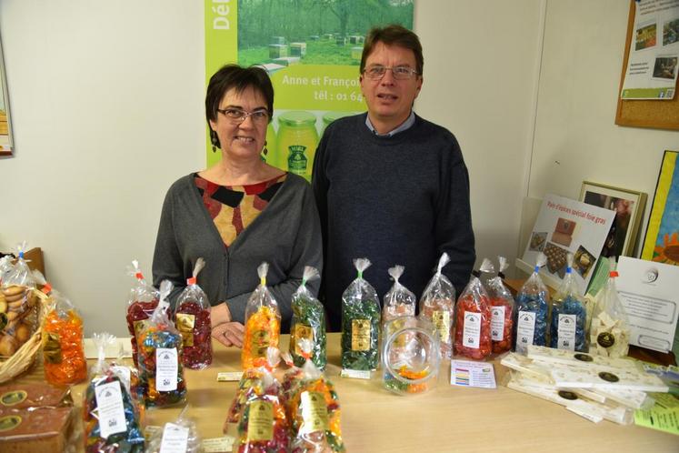 Bourron-Marlotte, vendredi 18 novembre. Anne et François Hamette au milieu de leurs bonbons pur miel aux saveurs variées.